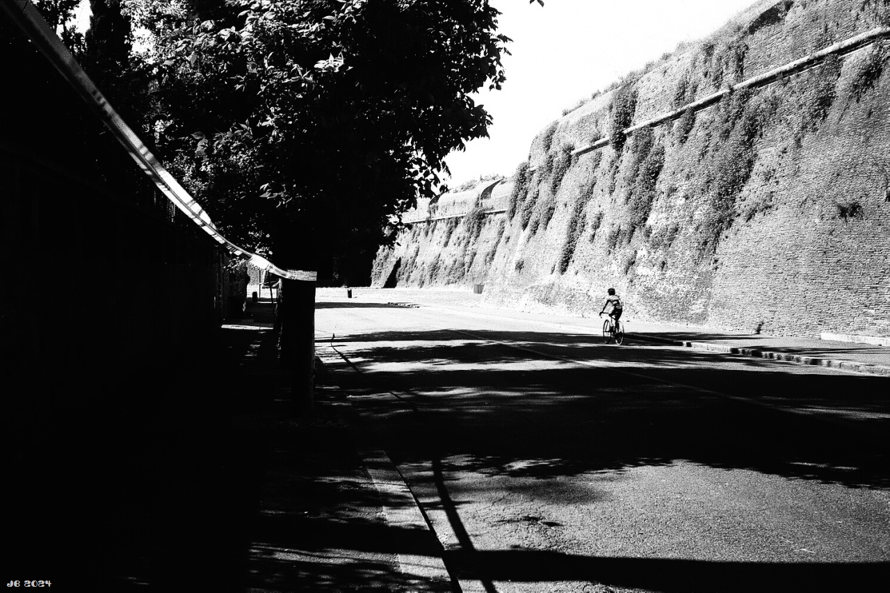 Mit dem Fahrrad auf dem Weg zum Schloss